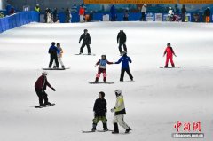 （新春走基层）马年春节昆明冰雪经济火热 民众假日乐享雪趣