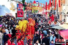 （新春走基层）侨乡永春五里古街上演非遗街秀